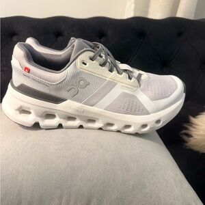 On Running Cloudrunner 2 sneaker Light Grey and White Runner